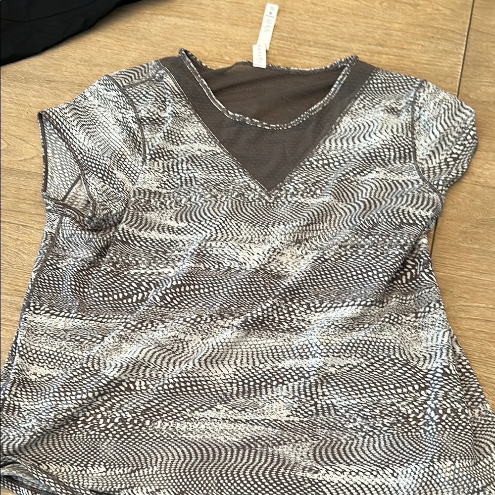 Lululemon Athletica Gray Puff Sleeve Graphic Blouse